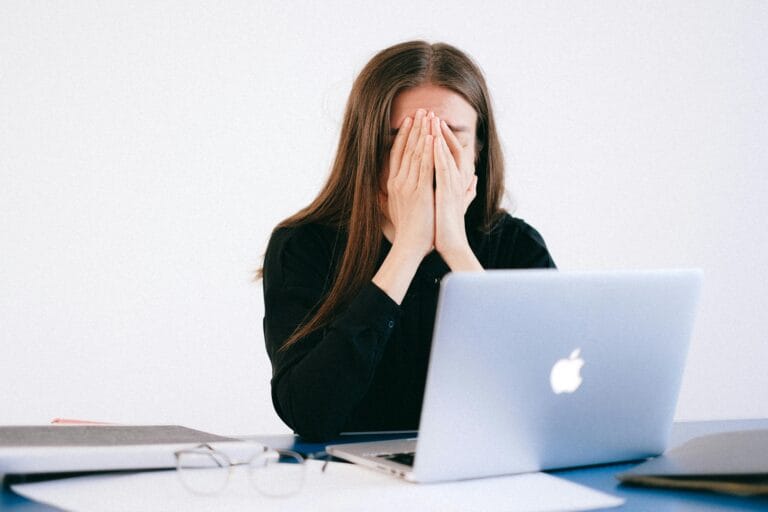 mulher chorando em frente ao computador